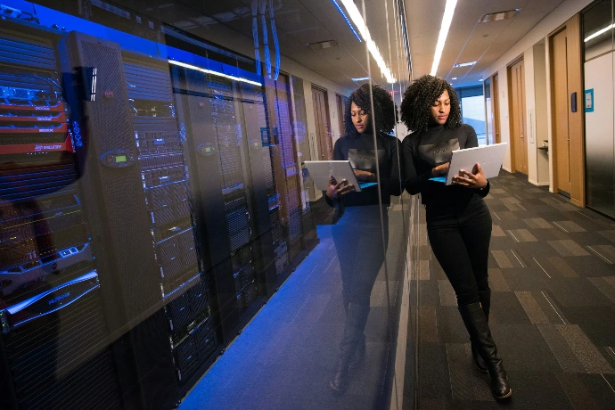 mujer con blusa negra usando laptop Surface